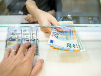Limita lunară impusă de una din cele mai mari bănci din România. Se aplică în câteva zile