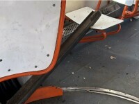 O bucată de șină a străpuns podeaua unui tramvai, pe un bulevard din București. Reacția STB