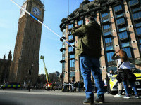 Bărbat fluturând un steag palestinian, cățărat pe celebrul Big Ben. Centrul Londrei a fost paralizat