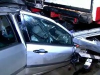 Un șofer de 19 ani din Iași, grav rănit după ce a intrat cu mașina într-un TIR parcat. Tânărul s-ar fi urcat supărat la volan