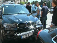 Unul dintre bodyguarzii lui Gigi Becali a lovit doua masini in doua minute!