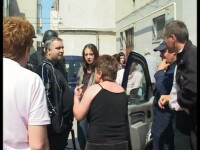 Sariti, s-a luat apa! S-au dat la schimb imbranceli, tipete si pietre