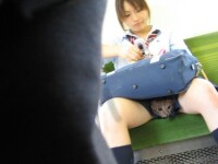 Lesbiene si babe cu mitraliera! Gasesti de toate la metrou! GALERIE FOTO!