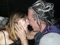 Mickey Rourke nu se mai dezlipeste de noua iubita! La propriu!