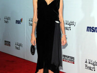 Angelina Jolie, insetata de sange! Al fostilor iubiti. GALERIE FOTO