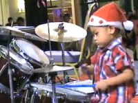 GENIAL! Are numai trei ani, dar bate la tobe ca un profesionist! VIDEO