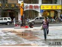 Sa vezi si sa nu crezi! Cand nevoia cere... o faci in mijlocul strazii!