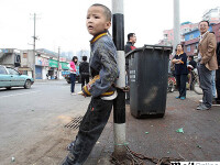 Si-a scos propriul copil la licitatie, in strada! Ca sa-l scape de saracie