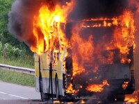 Autocar incendiu