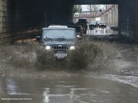 Capitala a cedat in fata furtunii: masinile au plutit haotic, statiile de metrou au fost inundate