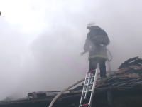 incendiu, pompier pe acoperis