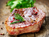 Excesul de carne dauneaza sanatatii, insa nu e indicata nici scoaterea ei din alimentatie. Ce recomanda medicii