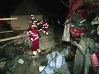 Patru oameni au murit intr-un accident, in Suceava, dupa ce un TIR s-a rasturnat in curtea unei case