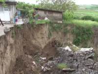 Oamenii dintr-un cartier din Tulcea s-au trezit cu o prapastie de 20 de metri langa casa. 