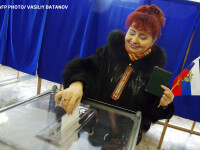 femeie voteaza la referendumul pentru anexarea Crimeei