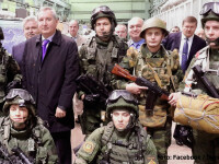Dimitri Rogozin inconjurat de soldati