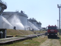 Explozie urmata de incendiu la un depozit de produse petroliere. Exercitiul desfasurat de pompierii din Timisoara. FOTO