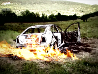 Cadavru carbonizat gasit intr-o masina arsa complet, in Bistrita. Primele indicii sugereaza o executie in stil mafiot