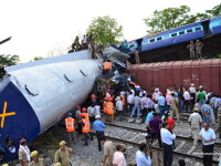 Imagini de groaza in India: doua trenuri s-au ciocnit, iar 6 vagoane au sarit de pe sine. 40 de morti si 100 raniti. VIDEO