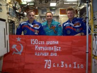 cosmonauti rusi cu Steagul Victoriei