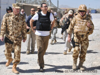 Victor Ponta cu vesta antiglont in Afganistan