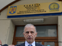 enatorul Mircea Geoana sustine o declaratie de presa in fata sediului Directiei Nationale Anticoruptie (DNA), unde a fost citat intr-un dosar