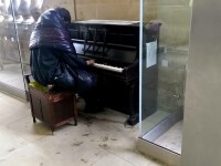 Un om al strazii se asaza la un pian, intr-o gara. Ce a urmat i-a lasat pe trecatori cu ochii in lacrimi: VIDEO
