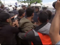 Bataie intre migranti si fortele de ordine. 10.000 de refugiati, blocati la granita cu Macedonia, refuza sa paraseasca tabara