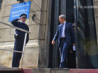 Premierul Dacian Ciolos paraseste sediul Ministerului Sanatatii, dupa prima intalnire de lucru cu noul ministru, Vlad Voiculescu