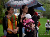 Mame cu copii in brate participa la mitingul organizat in Piata Victoriei, fata de violentele impotriva copiilor