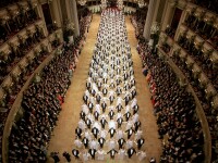 Debutantii deschid cu un vals cea de-a 50-a editie a Balului Operei din Viena