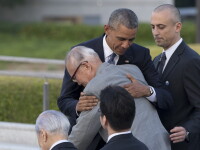 Barack Obama imbratiseaza un supravietuitor de la Hiroshima, orasul japonez distrus de o bomba atomica americana in 1945