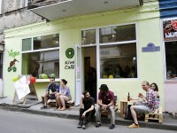 O cafenea vegana din Tbilisi a fost atacata de “nazisti” inarmati cu carnati. Patronul cere ajutor international