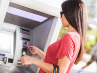 femeie la ATM