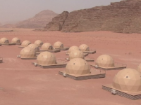 Desertul cu nisip rosiatic unde turistii se pot simti exact ca in 