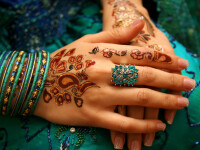 Si-a tatuat mainile cu henna, in vacanta din Maroc. Dupa 24 de ore a ajuns la spital cu dureri ingrozitoare. FOTO