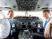 Regele care duce o viata secreta de copilot. Zbura de doua ori pe luna cu avioane de linie fara ca pasagerii sa stie