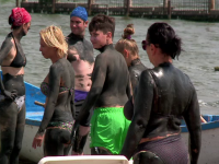 Dacă cei de pe plajă ar ști de unde provine nămolul cumpărat de la vânzătorii ambulanți, ar renunța pe loc. Ce spun medicii