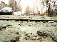 Milioane de euro cheltuite pe drumuri care se distrug dupa o iarna. Ce s-a vazut in laborator la o bucata rupta de asfalt