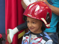 Emanuel, copilul de 7 ani care si-a salvat surorile dintr-un incendiu, a primit titlul de erou si o bicicleta cadou