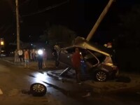 Accident spectaculos la Piteşti. O maşină s-a încolăcit pe un stâlp de electricitate. VIDEO