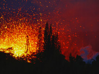 Imagini spectaculoase în Hawaii. Lava vulcanului Kilauea, surprinsă ieșind prin fisuri