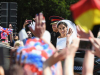 Nunta regală. Harry și Meghan au străbătut localitatea Windsor în caleașcă și au salutat mulțimea numeroasă