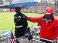 Imagine puternică în SUA. Un suporter a protejat de ploaie un militar, de Ziua Eroilor