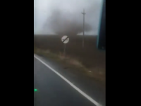 Momentul în care autocarul este răsturnat de tornadă, filmat de un pasager. VIDEO