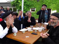 Reacţia unor francezi invitaţi la 1 Mai cu mici, bere şi muzică populară
