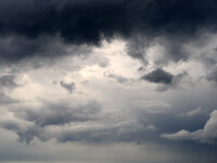Vremea azi, 21 aprilie. Soare cu nori, vânt insistent și precipitații sub toate formele. Zonele din România vizate de ninsori