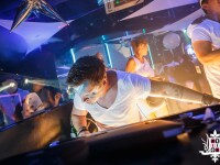 Un DJ celebru a murit după ce s-a izbit de o ușă de sticlă. Ce voia să facă. FOTO