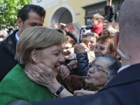 Angela Merkel, pupată de o bătrânică în Sibiu