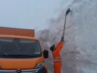 Zăpada a ajuns la 4 metri pe Transalpina și depășește utilajele de deszăpezire